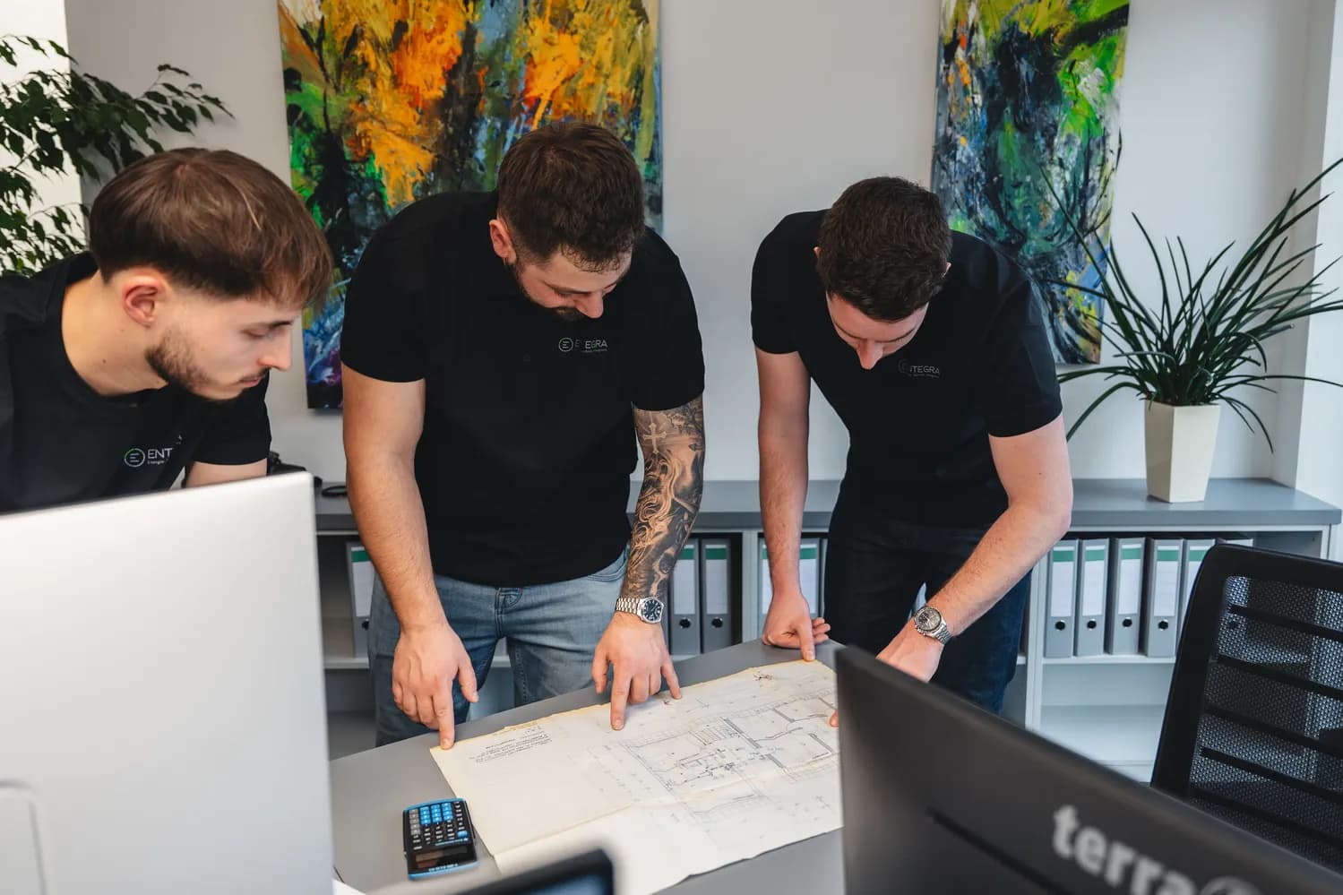 TGA-Ingenieure bei der Bauplan-Besprechung