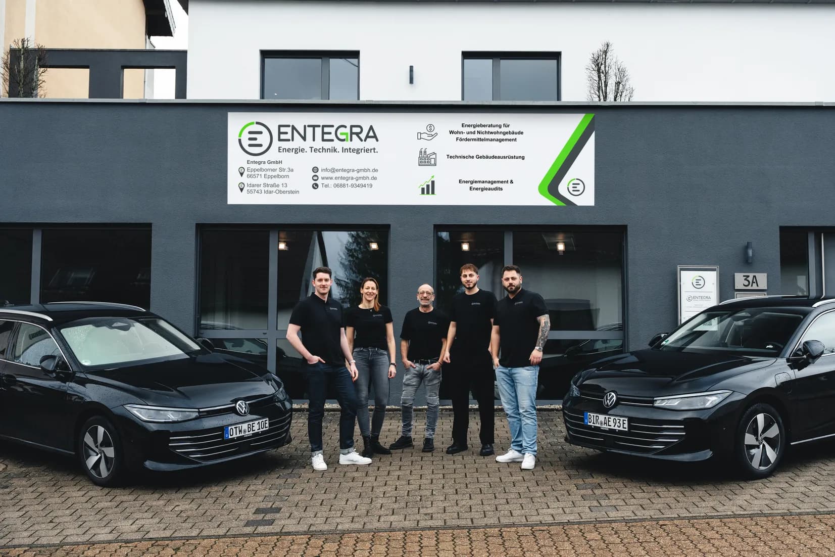 Das Entegra-Team vor dem Firmengebäude in Eppelborn – 20 Minuten von St. Wendel