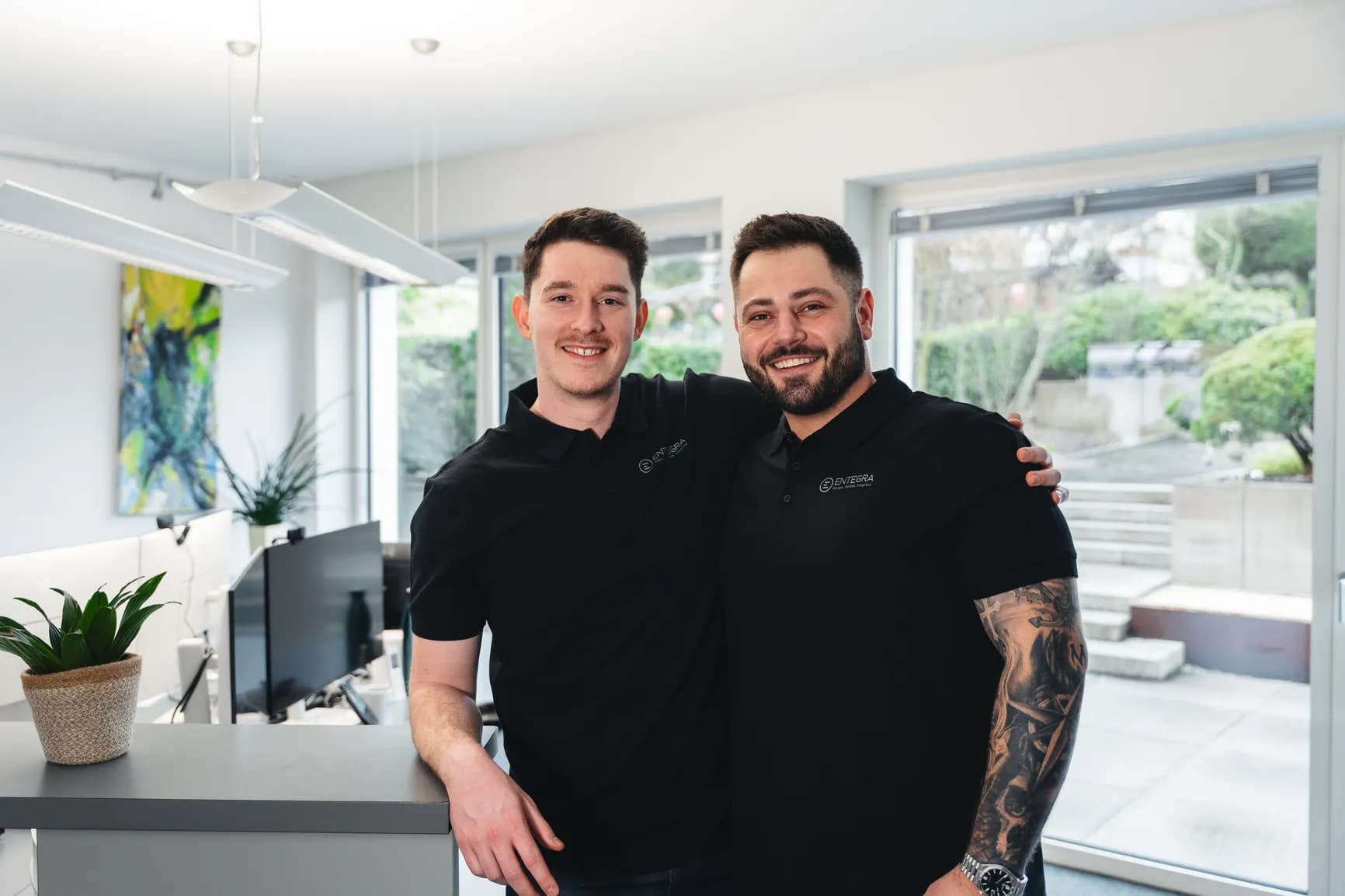 Lukas Bost und Jason Anders, Geschäftsführer der Entegra GmbH